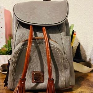 Dooney & Bourke Elephant Gray Medium Murphy Bag
Pebble Grain